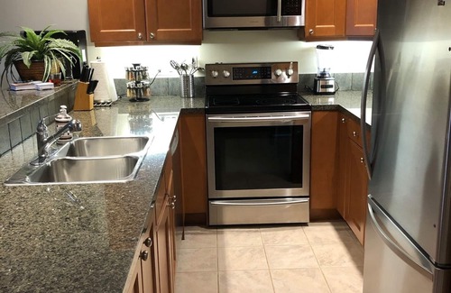 Okanagan-Similkameen Condo | Pet Friendly Vacation Condo with Updated Appliances & KING BED, Overlooking pool