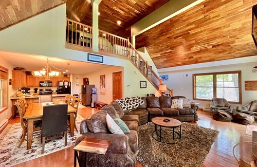 Hidden Valley House | 🐾 🏊‍♀️ Pet-Friendly w/Pool Access, Fire Pit, Game Room & Outdoor Fun 🔥🎾