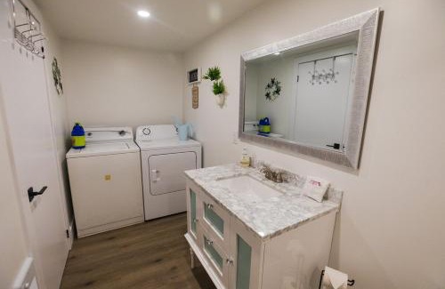 Tudor and Cashel House | Pet Friendly Waterfront BBQ Firepit Half hr from GTA