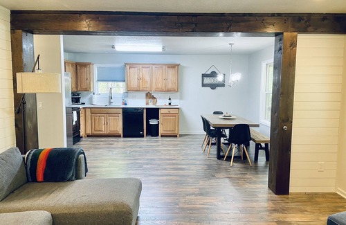 Cleveland Cabin | Pet Friendly with Views, Firepit & Foosball Table! NFL Sunday Ticket & Redzone!