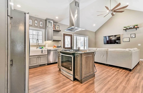 Hope House | Pet-Friendly Wixom Lake Home w/Deck!