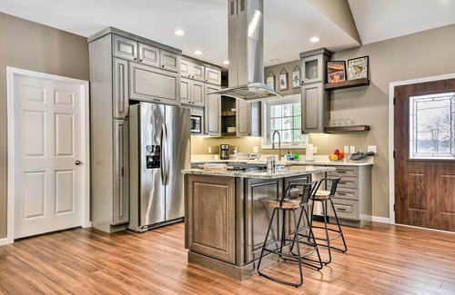 Hope House | Pet-Friendly Wixom Lake Home w/Deck!