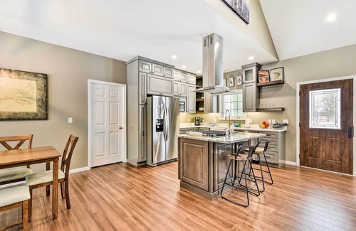 Hope House | Pet-Friendly Wixom Lake Home w/Deck!