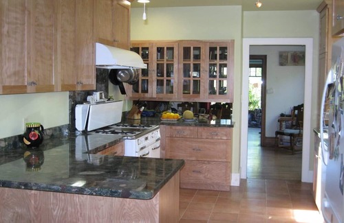 Albany House | Pet-welcoming casual hippie home in North Berkeley Restaurant/Shopping District