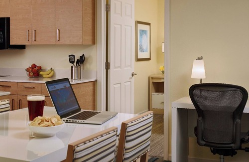 Somerset Hotel | Pet-Welcoming Stay with Kitchen and Pool Near Rutgers University