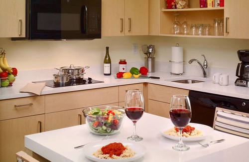 Somerset Hotel | Pet-Welcoming Stay with Kitchen and Pool Near Rutgers University