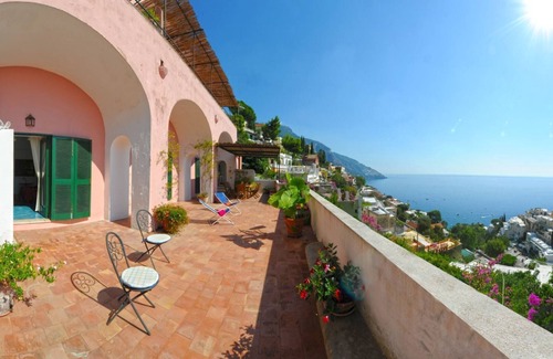Positano Villa | Petali di rosa, Villa in Positano close to the beach and centre with view.