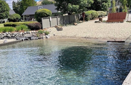 Chelan Condo | Peterson's Waterfront 2-Bed and Bath Condo with full lake access, pool, hot tub