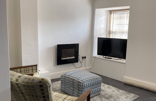 Pembroke Apartment | petfriendly courtyard flat sleeping 2 or 3, steps from Pembroke Millpond