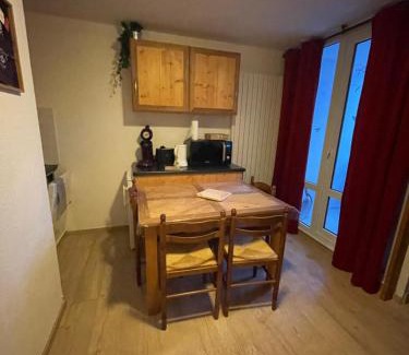 Mont-de-Lans Apartment | Petit appartement Labellisé Les 2 Alpes résidence Arc en Ciel télésiège Petite Aiguille