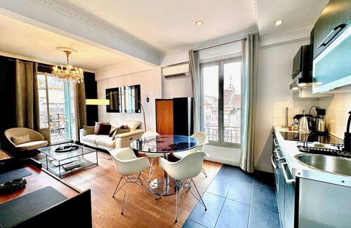 Old Town Apartment | petit balcon opéra