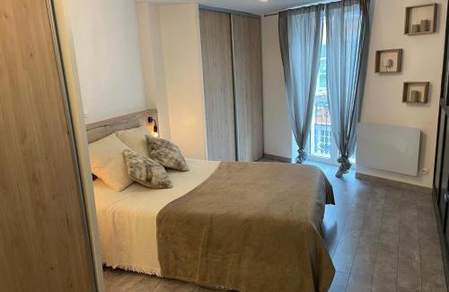 Voiron Apartment | Petit bois moderne