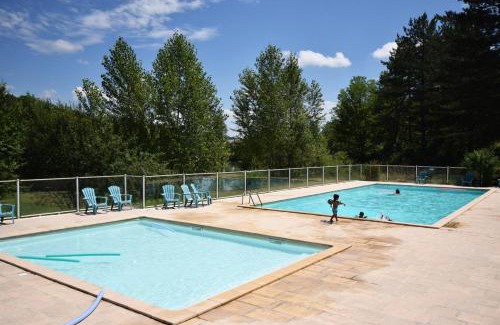 Layrac Ski Chalet | Petit chalet au Lac de Goulens avec piscine commune - 2 adultes et 1 enfant