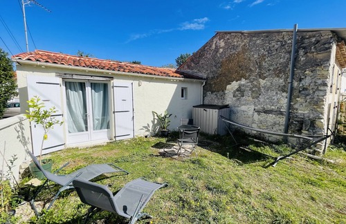 Asnieres-la-Giraud House | Petit Maison du Loubat Avec Jardin