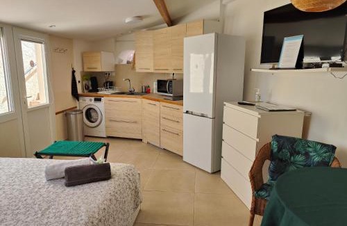 Saint-Mandrier-sur-Mer Apartment | Petite étoile de Mer - Studio hyper équipé à 150m d'une plage de sable fin grande terrasse presqu'île de charme