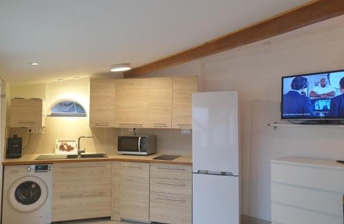 Saint-Mandrier-sur-Mer Apartment | Petite étoile de Mer - Studio hyper équipé à 150m d'une plage de sable fin grande terrasse presqu'île de charme