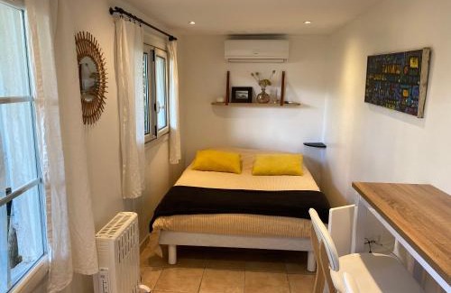 Nice House | Petite chambre indépendante avec sdb, clim et parking privé