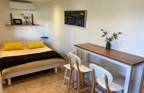 Nice House | Petite chambre indépendante avec sdb, clim et parking privé