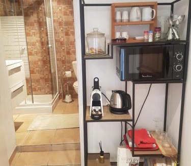 Nice House | Petite chambre indépendante avec sdb, clim et parking privé
