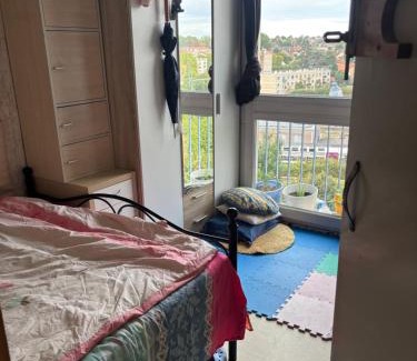 Orly House | Petite Chambre simple avec un lit double à Orly ville