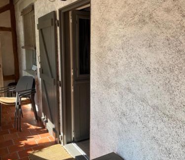Oisly Bed & Breakfast | Petite dépendance vue piscine