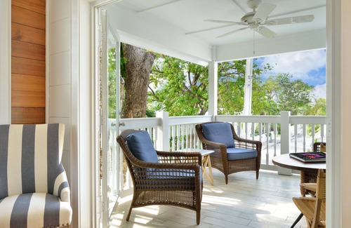 Uptown - Upper Duval House | ~ PETITE MAISON ~ 2 king ensuite bedrooms on a quiet lane near Duval Street.