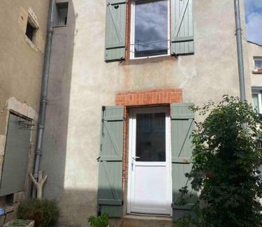 Ebreuil Apartment | Petite maison de village