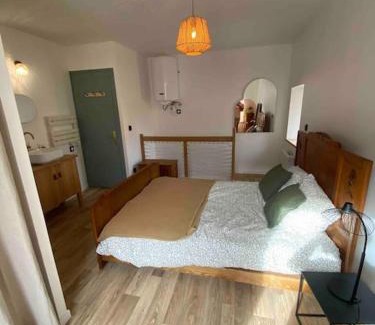Ebreuil Apartment | Petite maison de village
