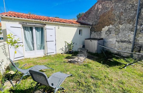 Asnieres-la-Giraud House | Petite maison du loubat avec jardin