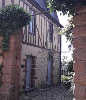Republique Apartment | Petite Maison Romantique au calme, Cœur Historique, vue Ville et Jardin