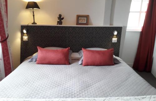 Republique Apartment | Petite Maison Romantique au calme, Cœur Historique, vue Ville et Jardin