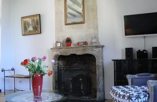 Republique Apartment | Petite Maison Romantique au calme, Cœur Historique, vue Ville et Jardin