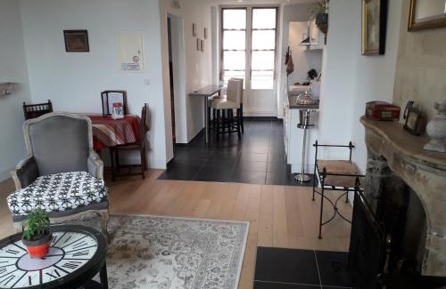 Republique Apartment | Petite Maison Romantique au calme, Cœur Historique, vue Ville et Jardin