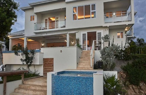 Runaway Bay Villa | Petite Paradise - 4 Bedroom Beachfront Oasis