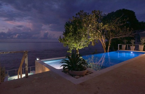 Runaway Bay Villa | Petite Paradise - 4 Bedroom Beachfront Oasis