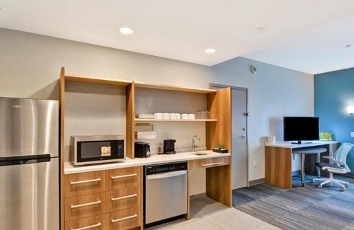 Daytona Beach House | Pets are Allowed HERE! Onsite Pool, Close to Daytona Flea & Farmers Market