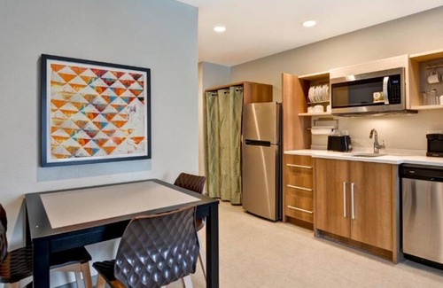 Daytona Beach House | Pets are Allowed HERE! Onsite Pool, Close to Daytona Flea & Farmers Market