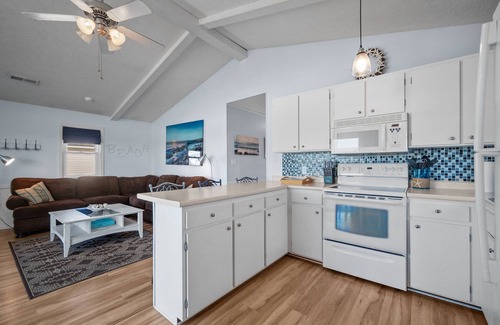 Surf City House | Pets OK Beach Home+Short Walk Beach Access+Views!
