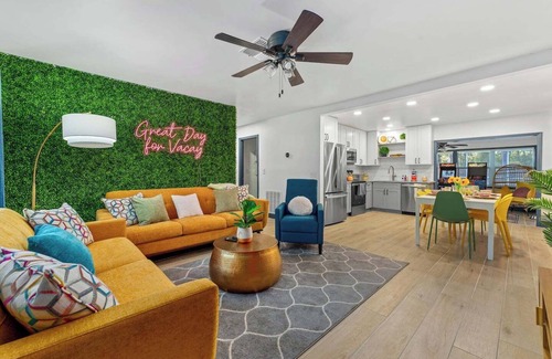 Crystal River House | Pets OK! Heated Pool mins to 3 Sisters Spring!