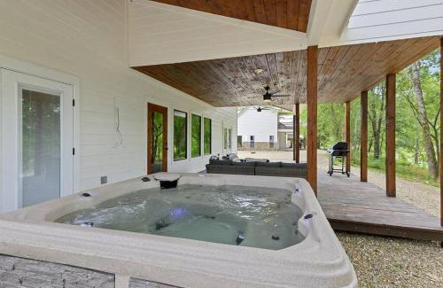 Golden Apartment | Pets OK! Hot Tub, Waterfront, Starlink, Firepit