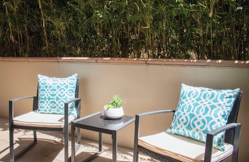 Walnut Creek Apartment | Pets Stay Free Private Terrace Elevator King Beds In-Unit W/D