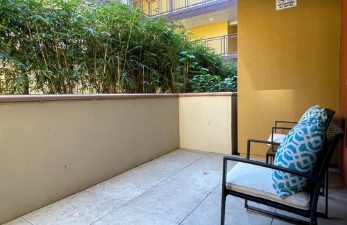 Walnut Creek Apartment | Pets Stay Free Private Terrace Elevator King Beds In-Unit W/D