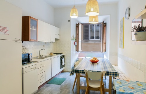 Rione VII Regola Apartment | Pettinari Holiday House, Central, comfortable, spacious, with elevator.