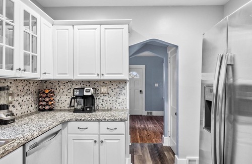 Brookline House | PGH Sapphire |Charming Design |Parking |10min from DT