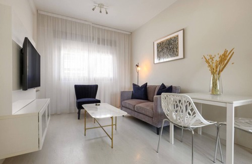 City Centre Apartment | Phaedrus Living: Mini Art House Pollock