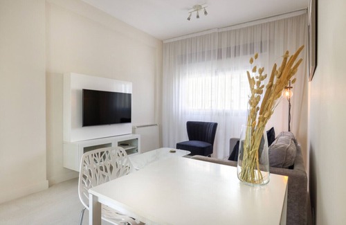 City Centre Apartment | Phaedrus Living: Mini Art House Pollock