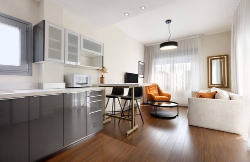 City Centre Apartment | Phaedrus Living: Mini Art House Monet