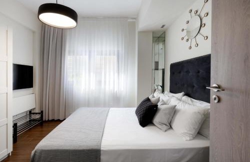 City Centre Apartment | Phaedrus Living Mini Art House Monet