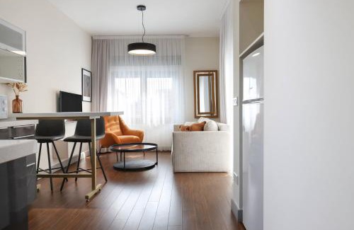 City Centre Apartment | Phaedrus Living Mini Art House Monet
