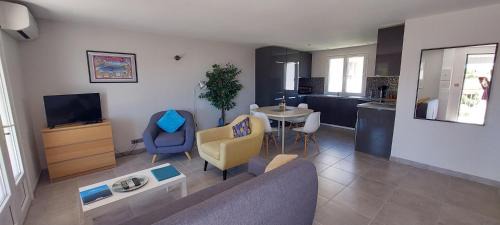Marseillan Apartment | Phare View